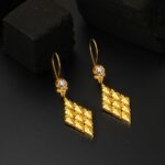 14 Ayar Baklava Desenli Sallantılı Altın Küpe - Görsel 5